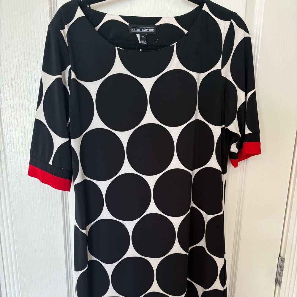 Black and White Sheath Dress with Crew Neck